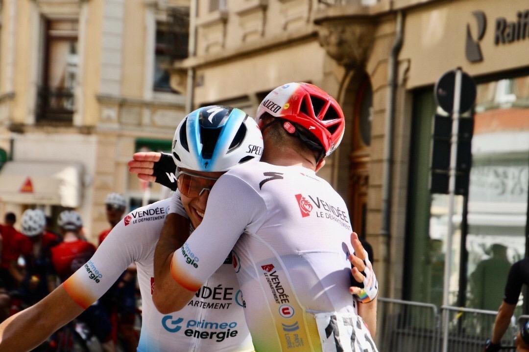 Bonjour à tous ! 
Mais surtout à cette team de 🔥

📸 Grand Ducal Cycling / Kimberley Fotos