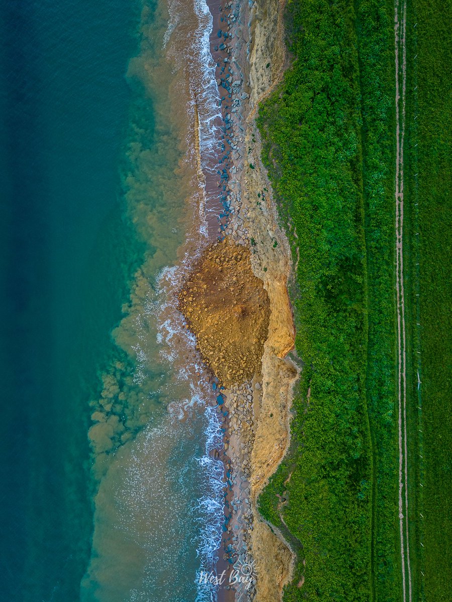 WestBayPhoto's tweet photo. Another cliff fall at West Bay yesterday evening!
#westbaydorset #bridport #Broadchurch #dorset #jurassiccoast

@BBCDorset @westbayuk @BridportNubNews https://t.co/v3t0gLHfoX