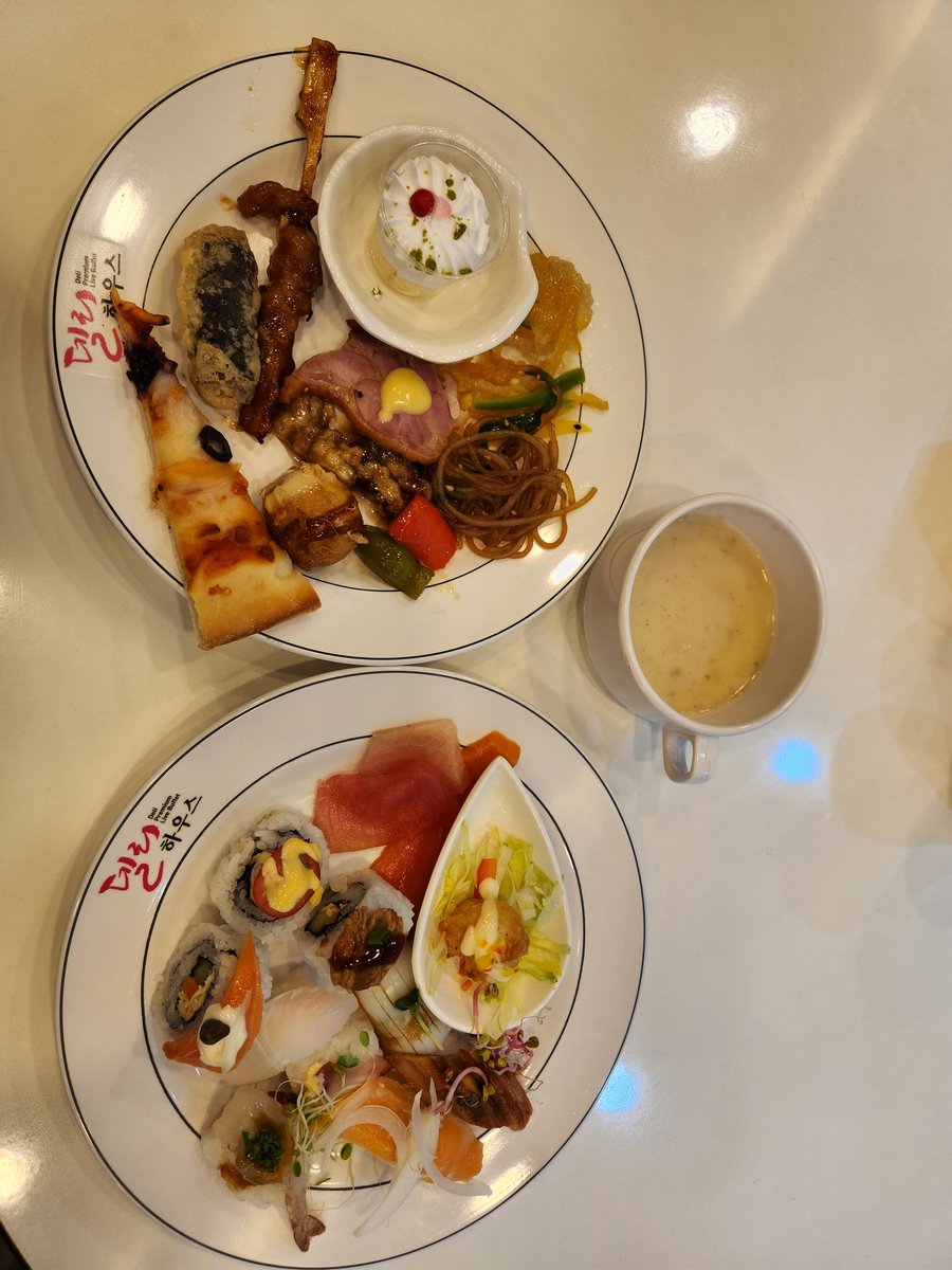keikosuperhuman's tweet photo. 祝辞、特別講演 : 大学の総長、議員
[ 上記のお話を聴いて ]
• お話された方々はとっても謙虚
• 韓国の歴史は涙なしでは語れない
• 多くの犠牲があり、今の韓国がある
「自分がしたことが、
良くも悪くも自分や子孫にかえってくる」それだけは忘れてはいけないんだなと思いました。 https://t.co/Y6O1CRUF13