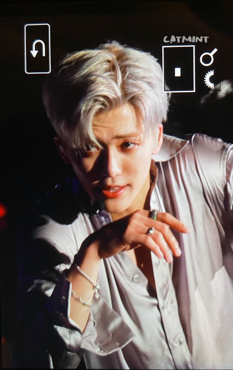 ผมเงินทำท่าจ้องขมวดคิ้วนิดๆ ทรงตัวร้ายถูกต้อง