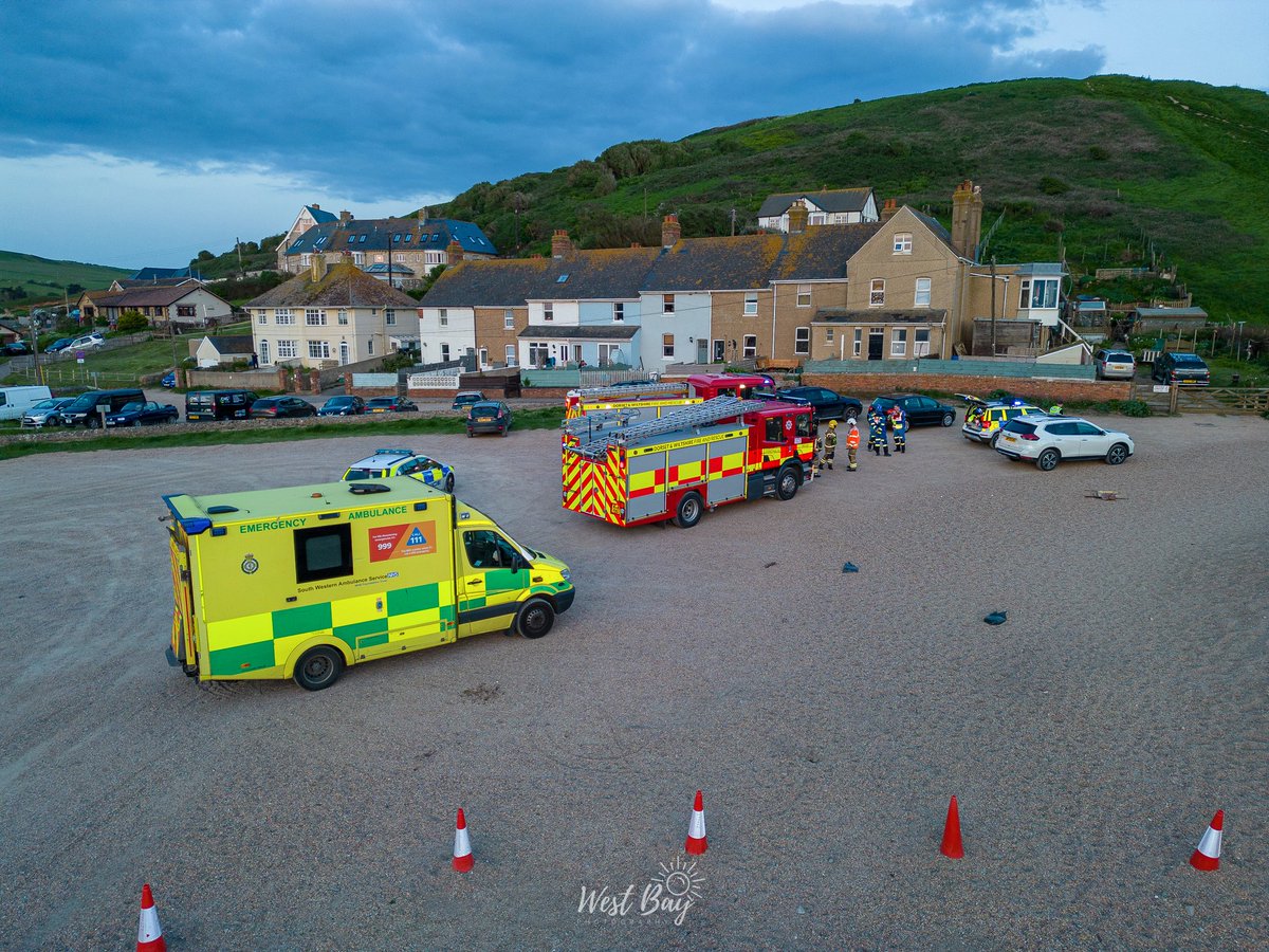 WestBayPhoto's tweet photo. Another cliff fall at West Bay yesterday evening!
#westbaydorset #bridport #Broadchurch #dorset #jurassiccoast

@BBCDorset @westbayuk @BridportNubNews https://t.co/v3t0gLHfoX