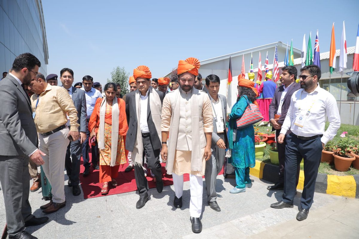 tourismgoi's tweet photo. #G20 delegates are greeted with a warm traditional welcome and an immersive cultural experience at the Srinagar Airport🛬 as they arrive for the 3rd G20 TWG meeting
#G20Kashmir #G20Summit #G20inSrinagar #G20India https://t.co/UHe1jKrb15