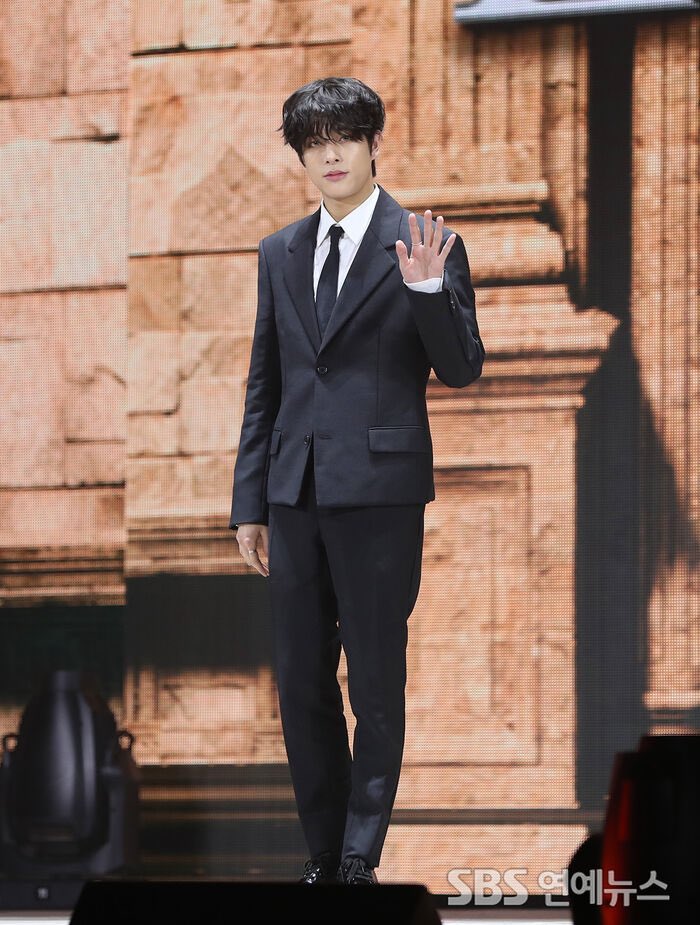 enhypenupdates's tweet photo. [PHOTO] 230522

ENHYPEN JAKE on today’s Media Showcase for #DARKBLOOD | K-Media Photo (1)

@ENHYPEN_members @ENHYPEN
#ENHYPEN5thComeback_DDAY #BiteMe #ENHYPEN #엔하이픈 #JAKE #제이크 https://t.co/2hP31FW6yq