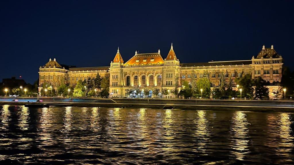 uk_sally's tweet photo. My first impressions of a #rivercruise are all great! Beautiful ship, great food and amazing views of #Budapest by night! I’m asking myself why I have waited so long to try this! @RiverVoyages @Cruise_118 @Emerald_Cruises https://t.co/jYkTwsX37x