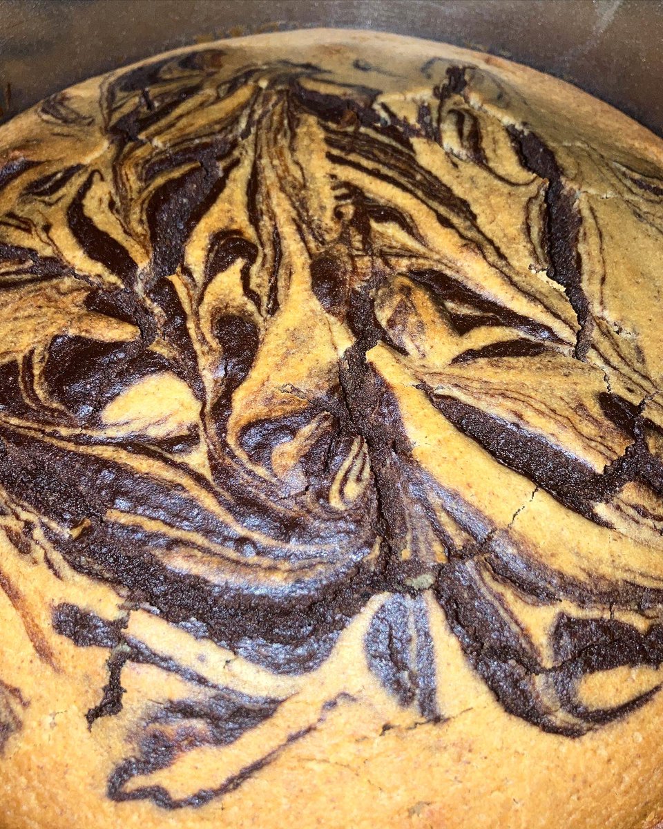 Let’s celebrate the birth of a new week with this recent birthday cake🎂 

The cake design is based on her description of herself: vibrant, sweet but sour when provoked, open but a bit mysterious. 

🏷️: 1 layer #glutenfree marble cake w/ vegan chocolate ganache icing (23cm) E650