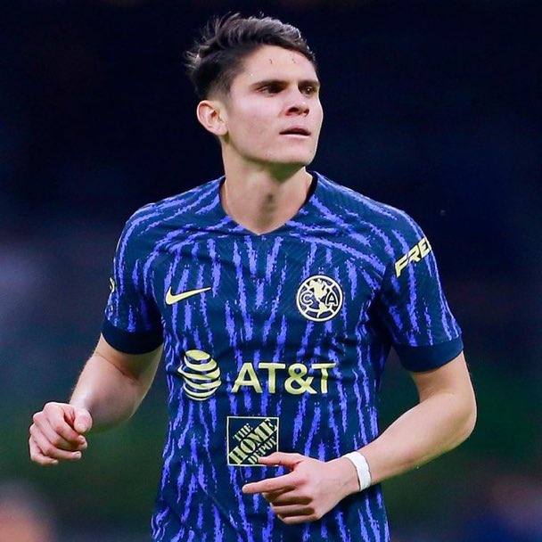tudimebeto's tweet photo. Israel Reyes creyó que estaba jugando en el Puebla todavía, y no en el Club América https://t.co/jkatv34mtq