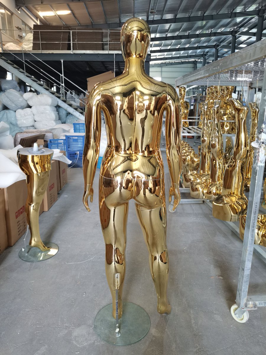 Light chrome gold plus size women's mannequin (PP Plastic, Sustainable).

#plussize #womenmannequins #retaidesign #vm #visualdesign #windowdispaly #visualmachandising #fashiontrend #fashion #shopdisplay #overside