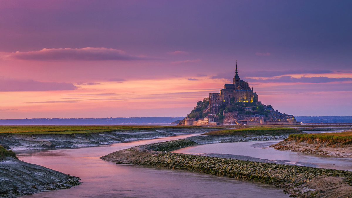 UHP's tweet photo. Ne trouvez-vous pas que notre Mont Saint-Michel en #France a des allures de #Poudlard ? 🤫 #HarryPotter #Hogwarts #MontSaintMichel #SaintMichel https://t.co/bijqbqmKMM