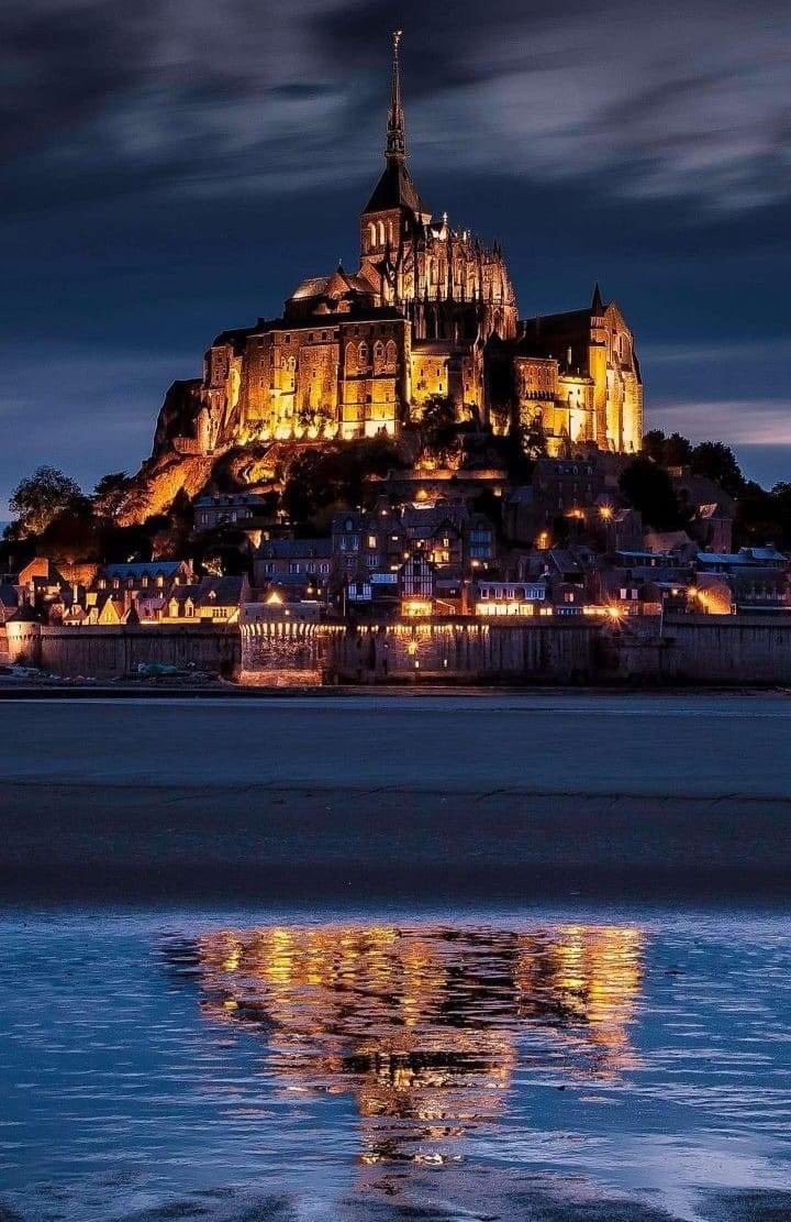 UHP's tweet photo. Ne trouvez-vous pas que notre Mont Saint-Michel en #France a des allures de #Poudlard ? 🤫 #HarryPotter #Hogwarts #MontSaintMichel #SaintMichel https://t.co/bijqbqmKMM
