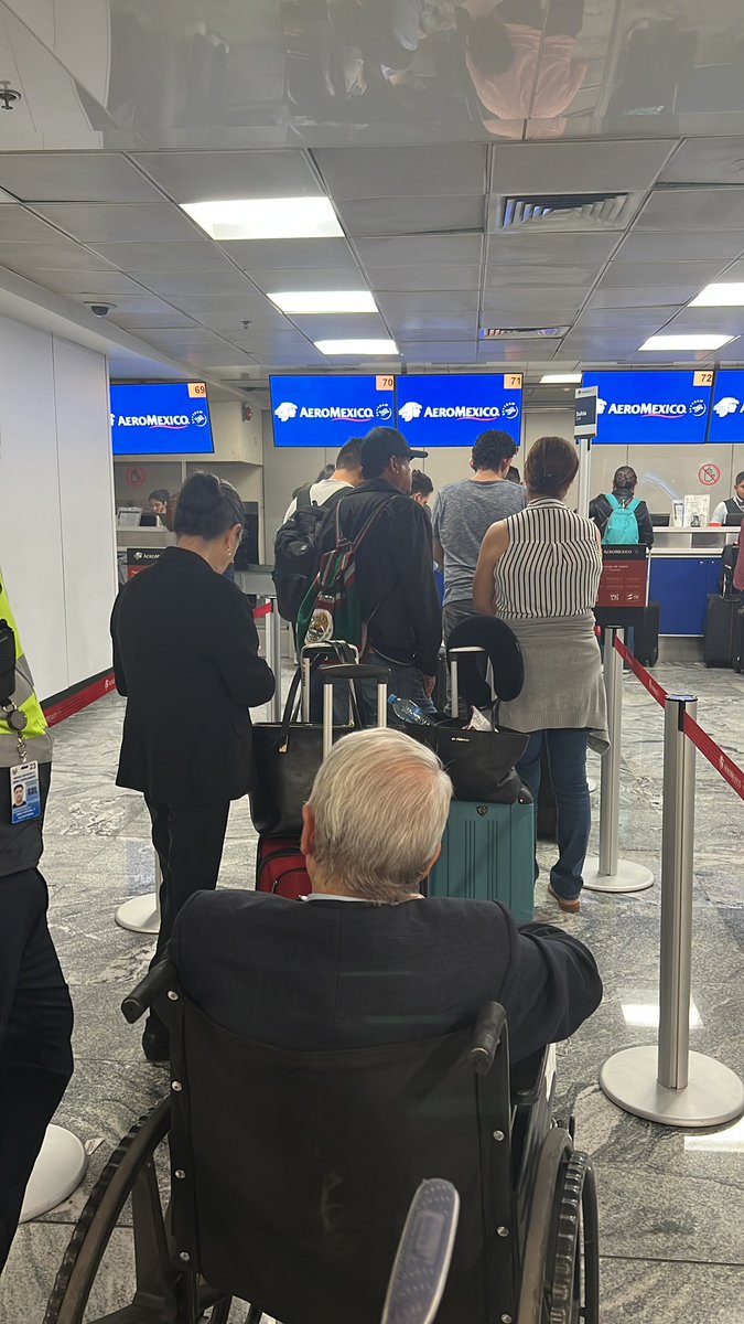 ASoriaB's tweet photo. Asi la fila para ver que procede @AM_Escucha @Aeromexico el gran problema es la falta de respeto por no informar nada ……… Nadie sabe nada y no es culpa del Popocatepetl las otras lineas aéreas si salieron !!! https://t.co/vwG1B1Jcbj