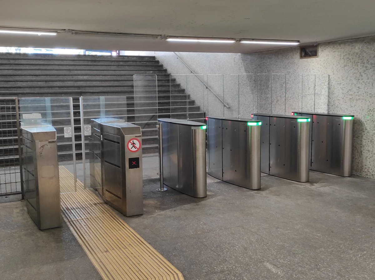 SSallustri's tweet photo. grazie @astralmobilita ora per quelli che ogni mattina viaggiavano gratis da lido centro a colombo è #finitalapacchia
Il prossimo passo è l'uscita per disabili, usata come entrata.
Impedite che vengano scavalcati oppure forzati. https://t.co/5XqwJH7ZvG