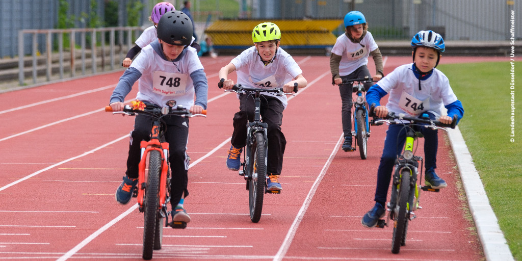 Duesseldorf's tweet photo. #PetitDépart: 96 Kinder für Finale auf der #Kö qualifiziert! 🚴♀️🚴
Vorrunden-Abschluss in #Stockum: 150 Kinder wetteiferten um die letzten 24 Startplätze für das Finale am 13.8.. Alle Teilnehmenden erhielten eine Medaille 🏅.
👉 https://t.co/NKUc34hqTf https://t.co/ULFdeNxwKp