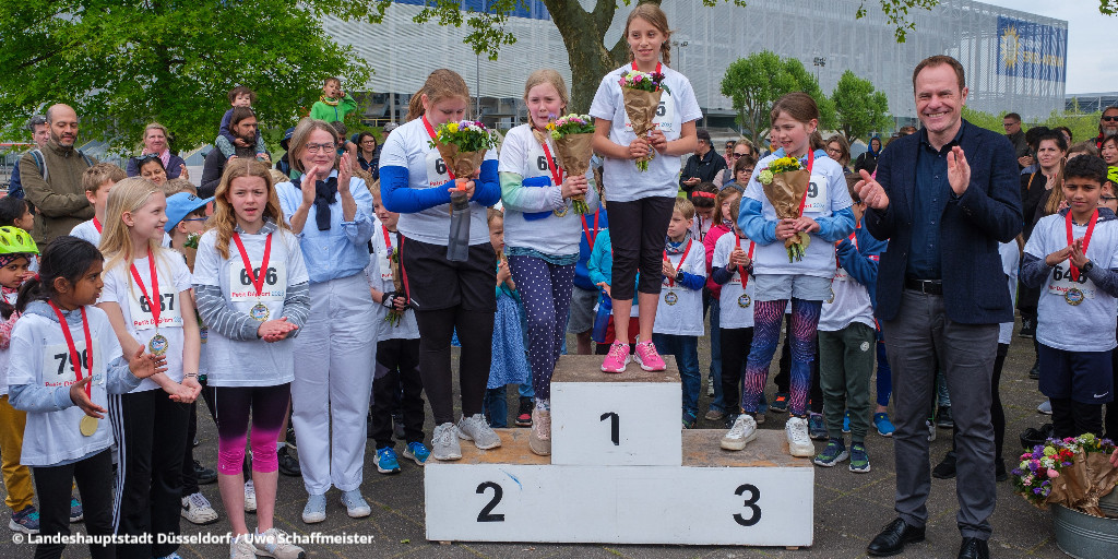 Duesseldorf's tweet photo. #PetitDépart: 96 Kinder für Finale auf der #Kö qualifiziert! 🚴♀️🚴
Vorrunden-Abschluss in #Stockum: 150 Kinder wetteiferten um die letzten 24 Startplätze für das Finale am 13.8.. Alle Teilnehmenden erhielten eine Medaille 🏅.
👉 https://t.co/NKUc34hqTf https://t.co/ULFdeNxwKp