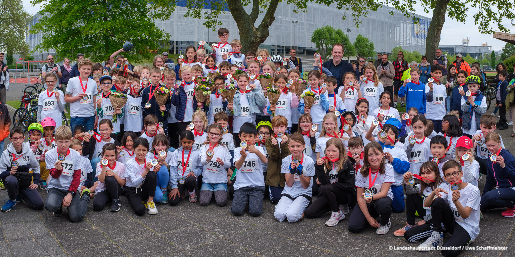Duesseldorf's tweet photo. #PetitDépart: 96 Kinder für Finale auf der #Kö qualifiziert! 🚴♀️🚴
Vorrunden-Abschluss in #Stockum: 150 Kinder wetteiferten um die letzten 24 Startplätze für das Finale am 13.8.. Alle Teilnehmenden erhielten eine Medaille 🏅.
👉 https://t.co/NKUc34hqTf https://t.co/ULFdeNxwKp