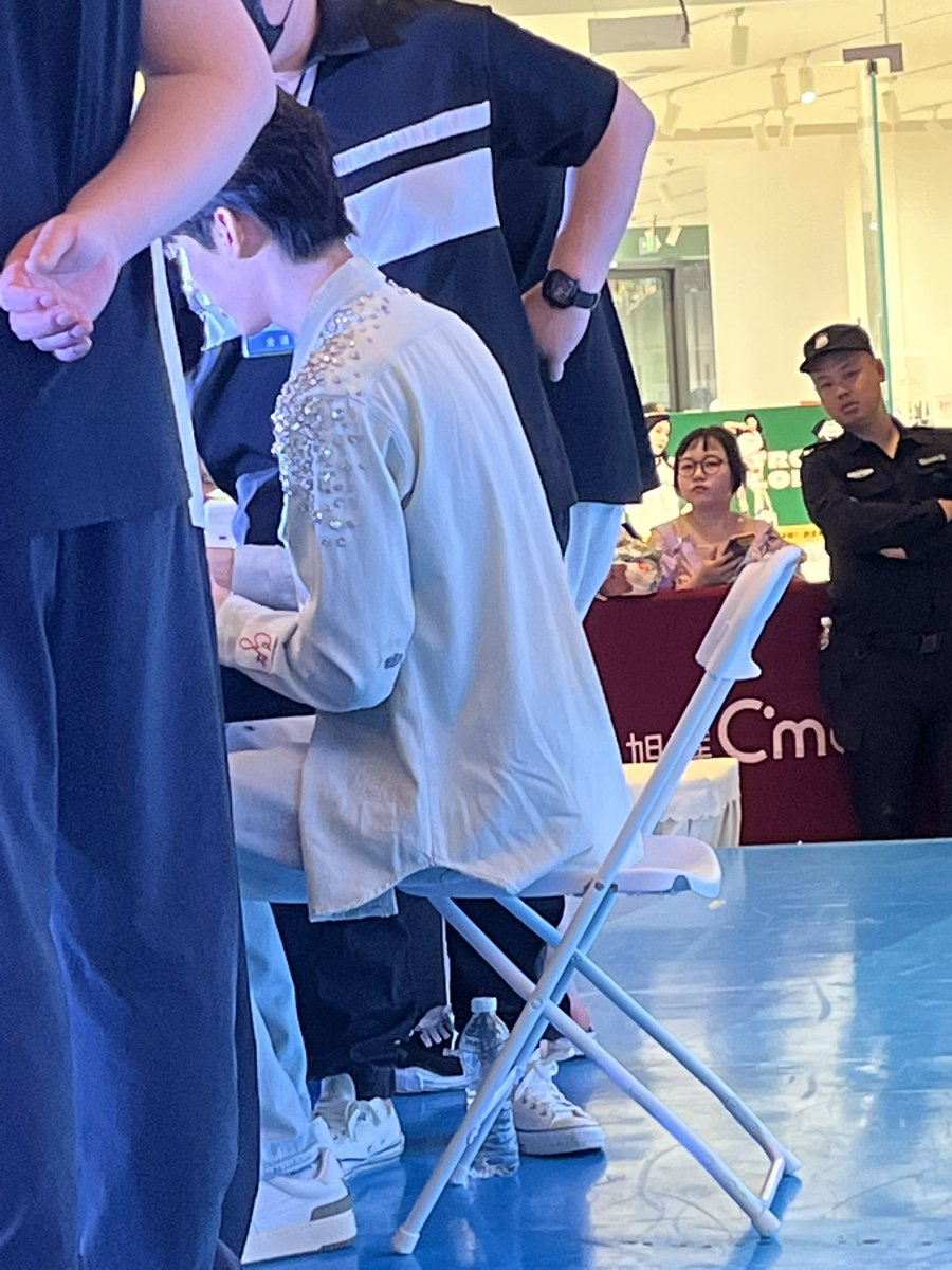 khongconbatluc's tweet photo. Lưng lúc nào cũng thẳng tắp. Chả bù cho người chị dặt dẹo này của nó https://t.co/1hHCTagXgL