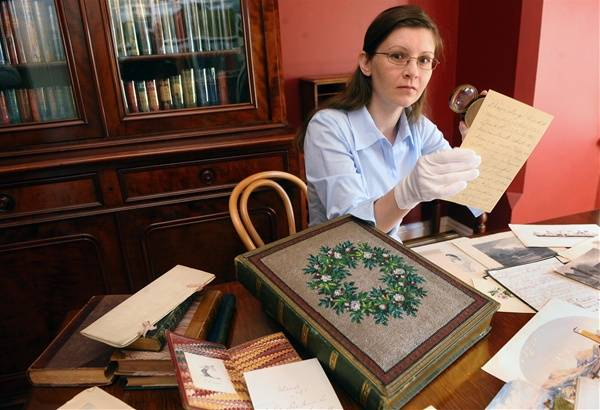 BooksofKells's tweet photo. Some years ago in our #Bendigo bookroom
#amresearching #lookingserious #whitegloves #goldfields #booksofkells @stuartkells @BgoAddy #LibraryPlanet #GouldArchive
https://t.co/11HDtoaDqL https://t.co/cU3ZCS14p7
