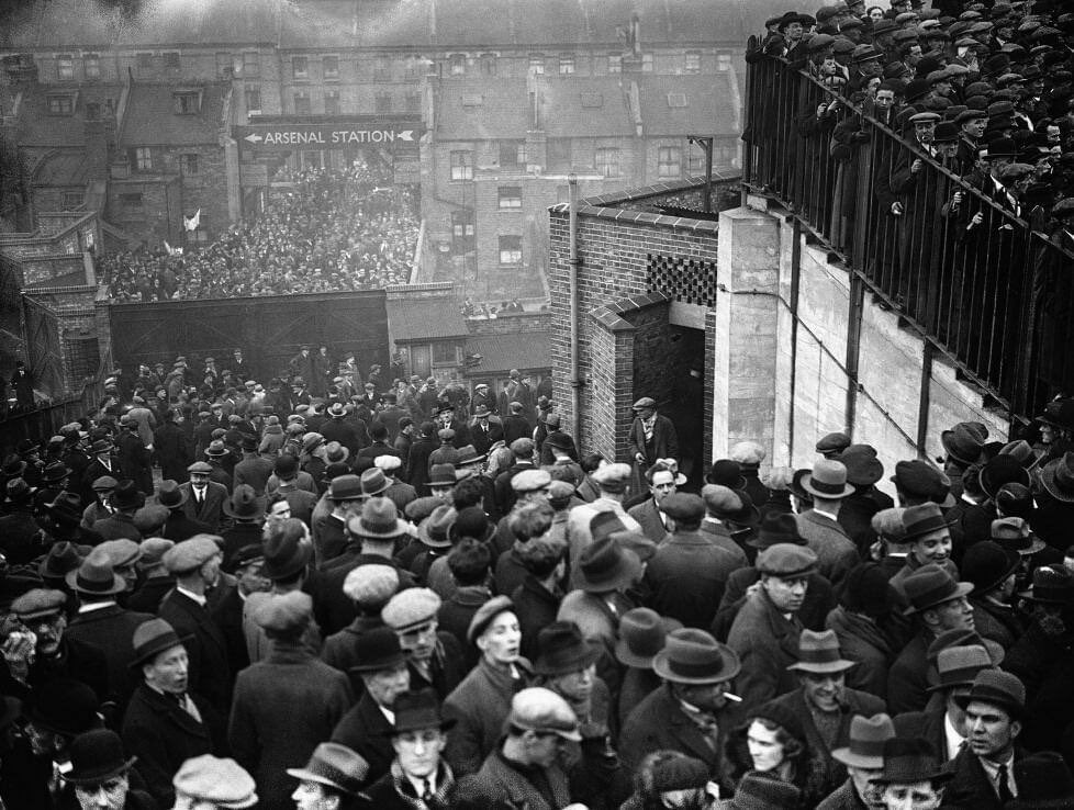 A Stunning shot of the crowd at the North London Derby in 1934.