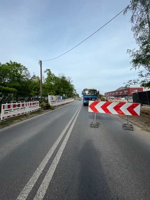 Ręczne kierowanie ruchem w miejscowości Rokietnica
ulica Kolejowa
ulica Szamotulska
Wprowadzone wahadło, utrudnienia w ruchu drogowym dla kierowców