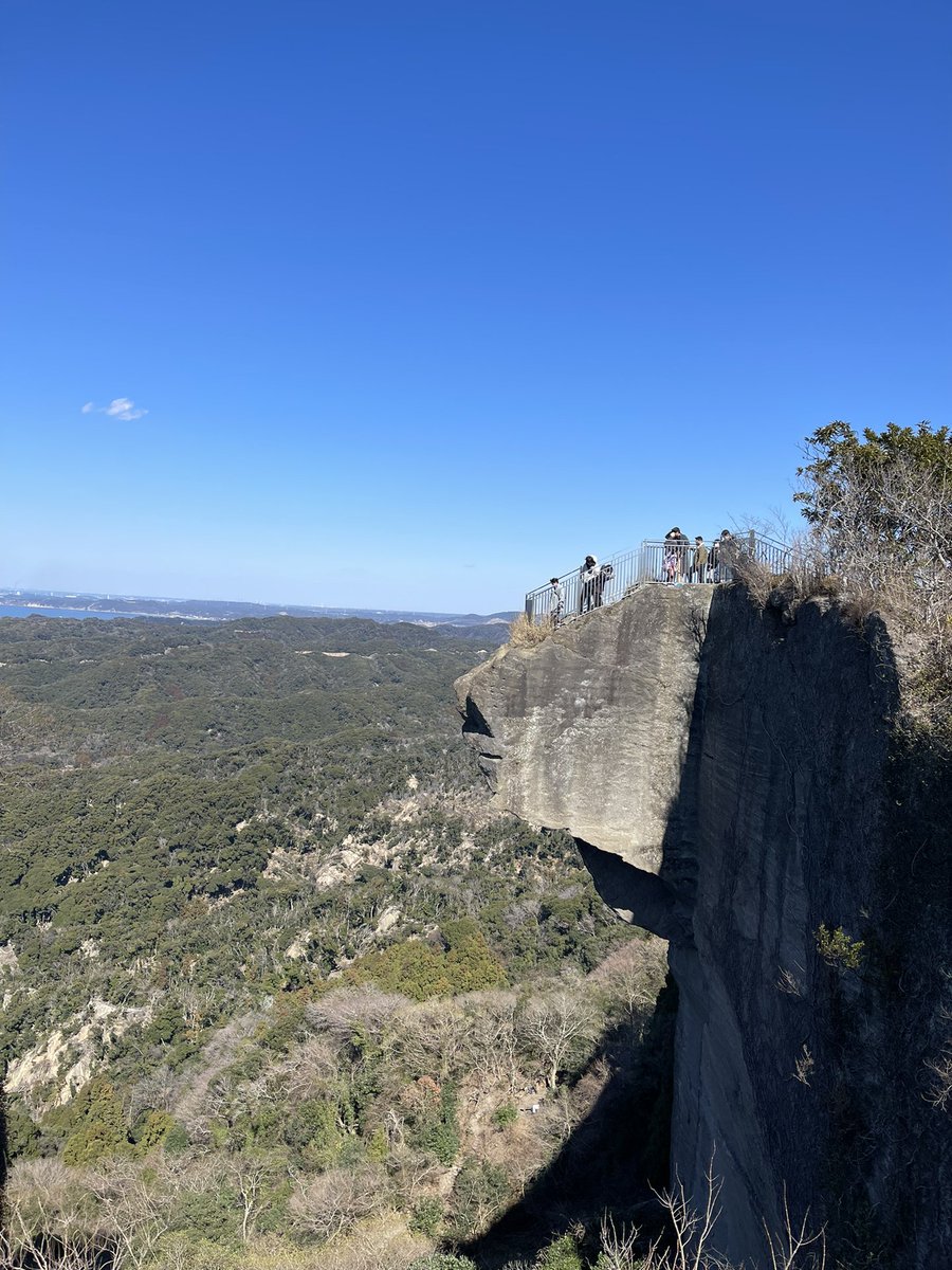 日本のこの絶壁の歩道、とても怖いです。どこにあるのか分かりませんが、私もこの写真を何気なく見ました。でも、もし私がどこにあるのか知っていたら、きっと試してみたいと思います。私は高所恐怖症ですが😱😱😱