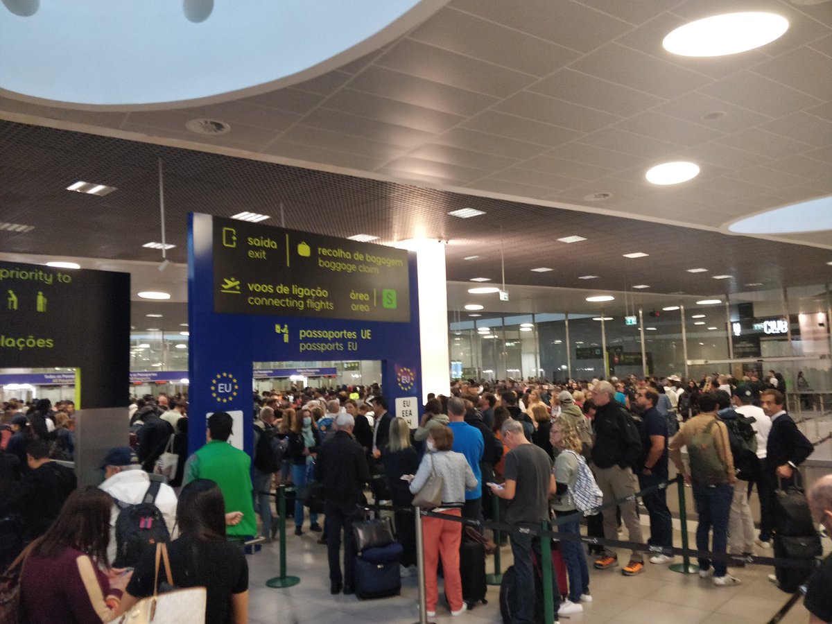 Aeroporto Humberto Delgado, há mais de 30 minutos aqui e a previsão é que não passe no controlo de passaporte nos próximos 60!!

Carrega PS!!