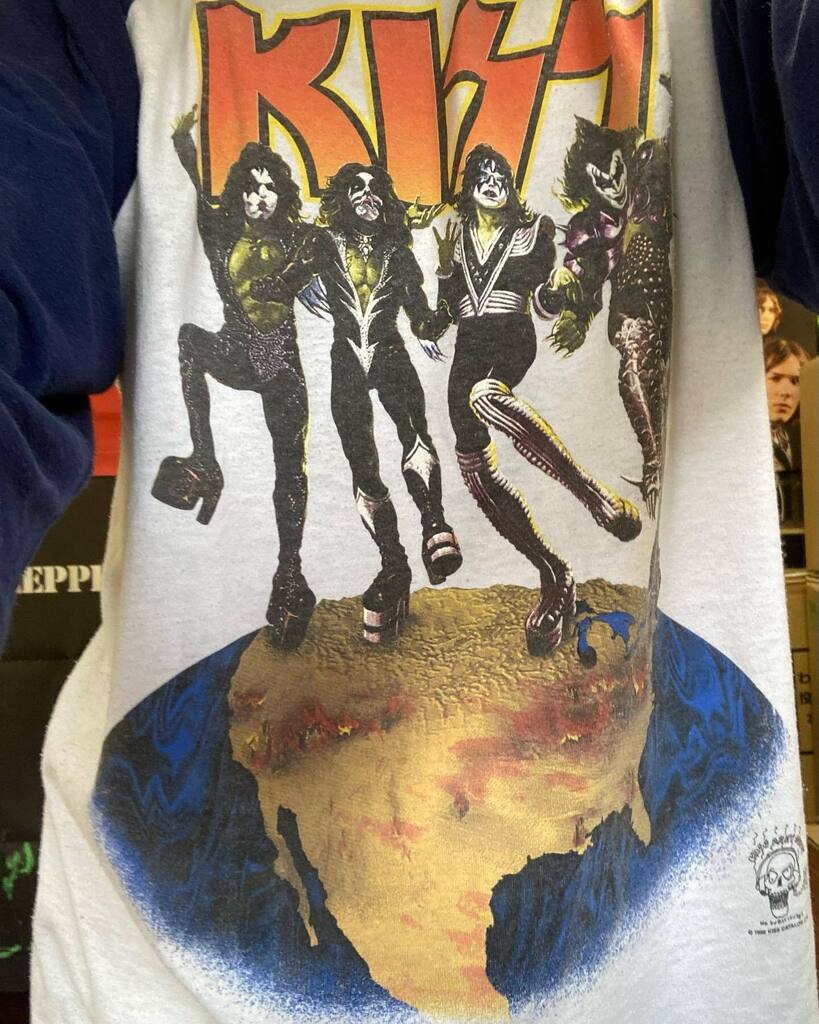 KISS_BD's tweet photo. KISS Alive Worldwide 96-97 Baseball Jersey
多分、黒袖よりレアな青袖です。
バックプリントは北米ツアー前半の都市名です。
#kiss #paulstanley #genesimmons #acefrehley #petercriss https://t.co/lUM0nysmw5