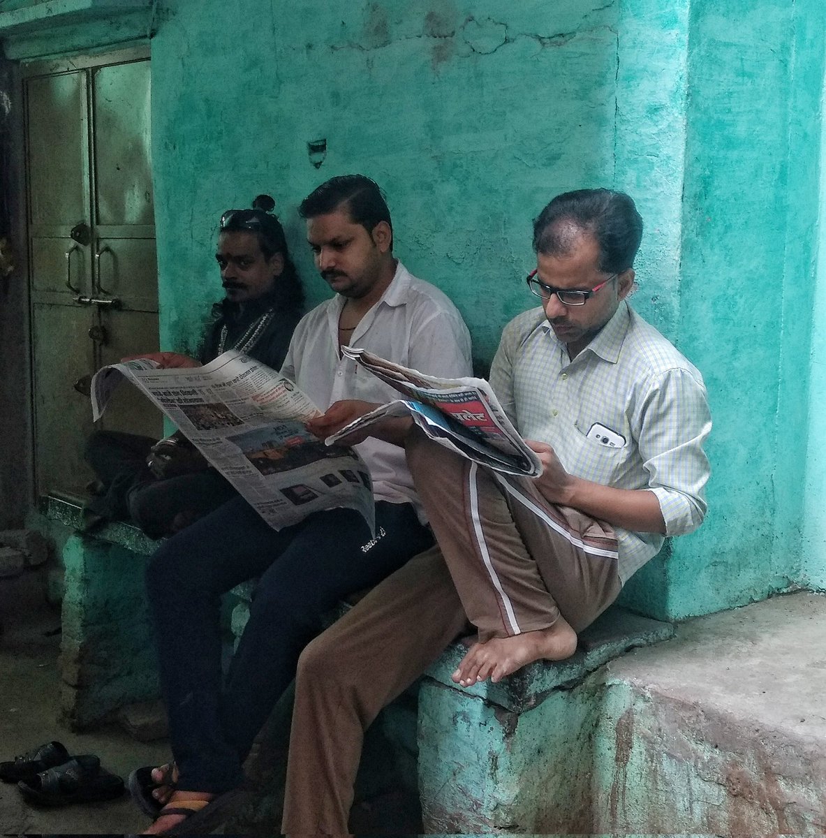 Good old fashioned timepass in Benares. Good to see tech hasn't taken over in the old town.