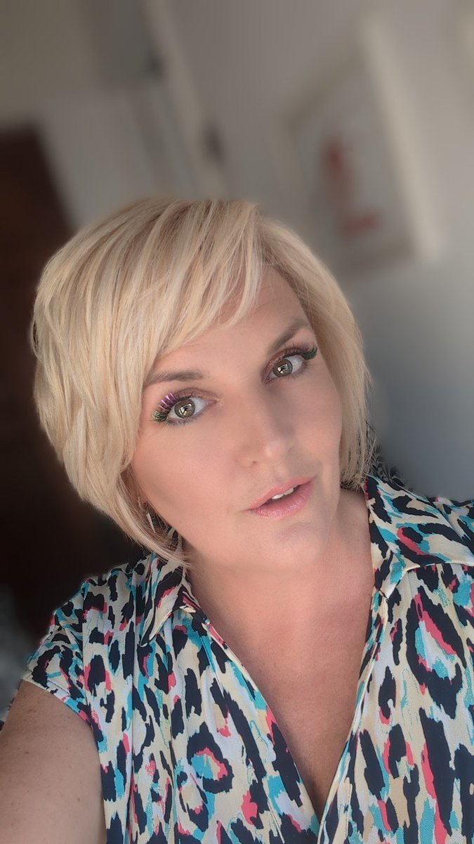 fibrelashgirl's tweet image. This weekend required TINSEL lashes!! No GLUE needed! #tinseleyelashes #noglue #clusterlashes #pride #Eurovision2023 #summeriscoming #wirral #upton