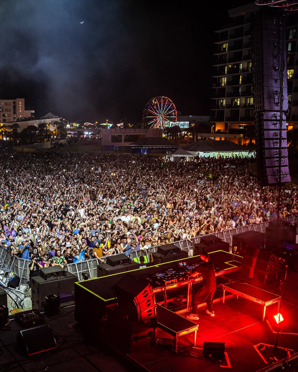 SKRILLEX. YES. OH MY GOD.