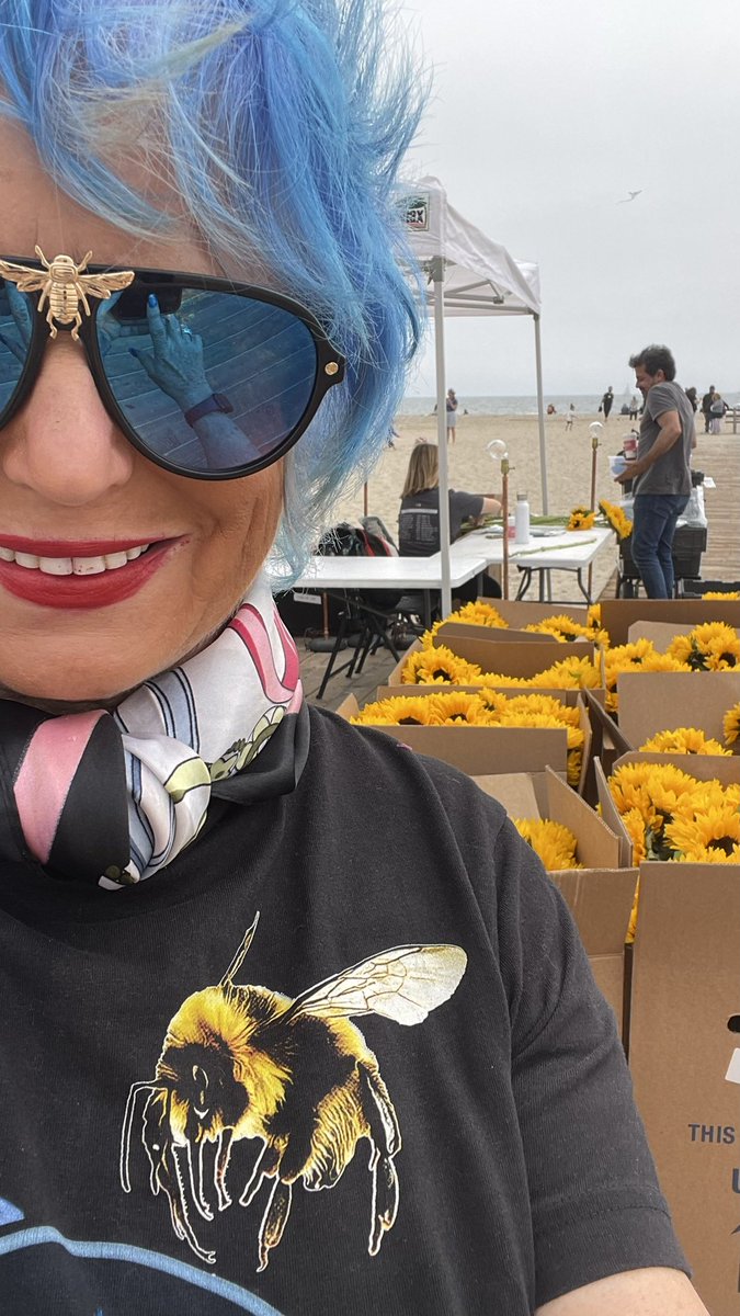 LadyRocketSpace's tweet photo. From our #BeeOrNotToBe moments at @santamonicacity Beach - @CasaDelMar in support of #WorldBeeDay2023.
Thank you @spaceibles #SpaceArtists for creating amazing #BeesNFTs and
@CopernicSpace for making #Passports available to open Space and help #BEES
https://t.co/tHQmoVlqZj https://t.co/3x6USovyrP
