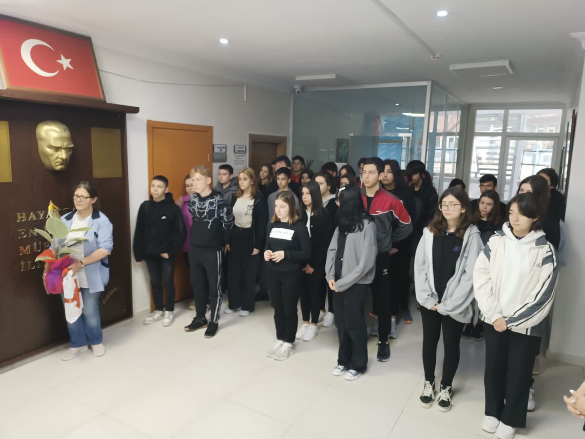 FATMASBELSALI1's tweet photo. Okulumuz öğrencisi Dilara Mucuk, 3. kitabı olan “Şapkalı Genç”Bandırma Belediyesi Kültür Yayınları tarafından yayınlandı. 19 Mayıs Atatürk’ü Anma ve Gençlik Spor Bayramı etkinlikleri kapsamında imza ve söyleşi etkinliği yapıldı. Öğrencimizi tebrik ederiz. #bandırmabelediyesi https://t.co/1rQ128g1wl