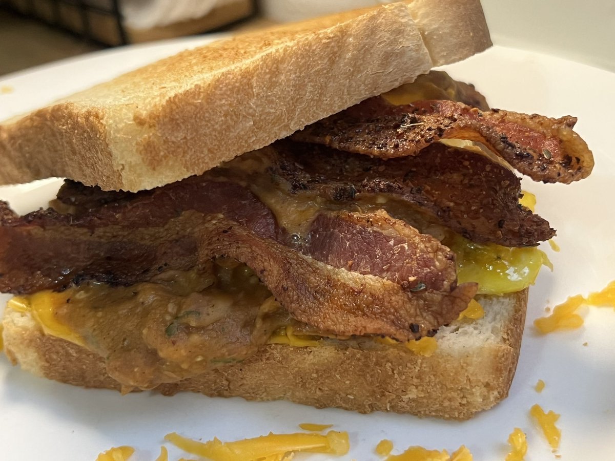 mmawifey's tweet photo. 🍳🥓 A Big Breakfast Sandwich 🥪 🌤️
#breakfastsandwich #bacon #egg #beans #cheese #FeedtheFighter 
💪🏼:  @ChrisPecero https://t.co/Es2ouslcX3