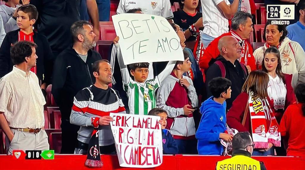 - Papá, quiero llevar una cartulina al Pizjuán.

- Vale, hijo. ¿A qué jugador le quieres pedir la camiseta o quién quieres que venga a saludarte si la ven?

- A mí lo que me importa es el Betis. Yo únicamente quiero demostrar mi amor por su escudo, pondré “BETIS TE AMO” y punto.