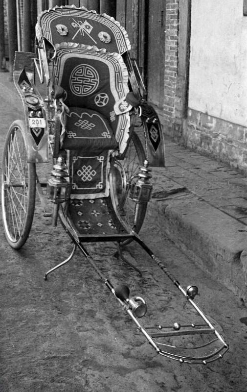 OldPhoto5's tweet photo. decorated rickshaw 
  Xinjiang Uygur Zizhiqu  ; ca. 1938 
 By Harrison Forman

#photograph #oldphoto #XinjiangUygurZizhiqu https://t.co/TjlJbcHBaa
