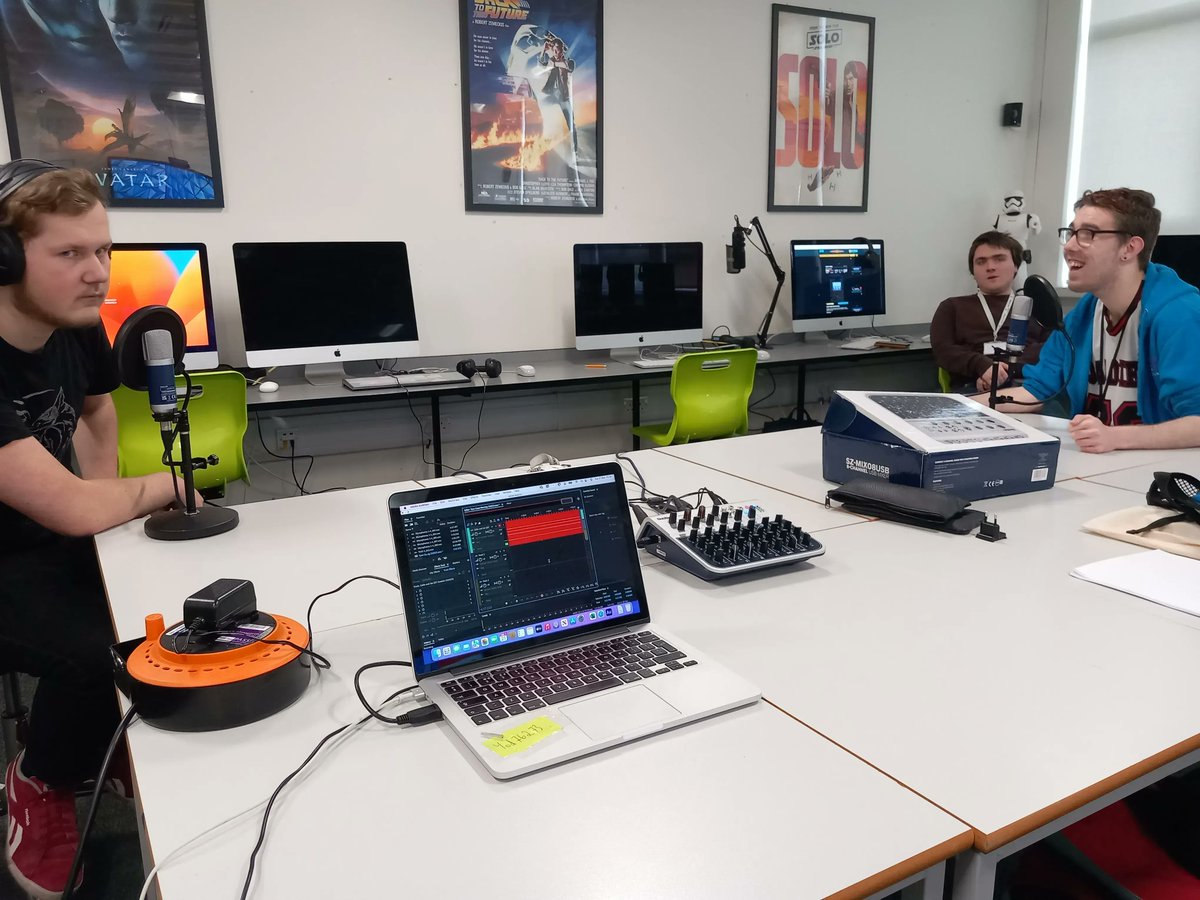 HeadlinersUK's tweet image. The #DigitalTransitions project works with care experienced young people, empowering them to gain confidence and a voice; seen here is a recent snapshot from when participants recorded their own podcast in #SouthTyneside  #YoungVoicesCount #Empower