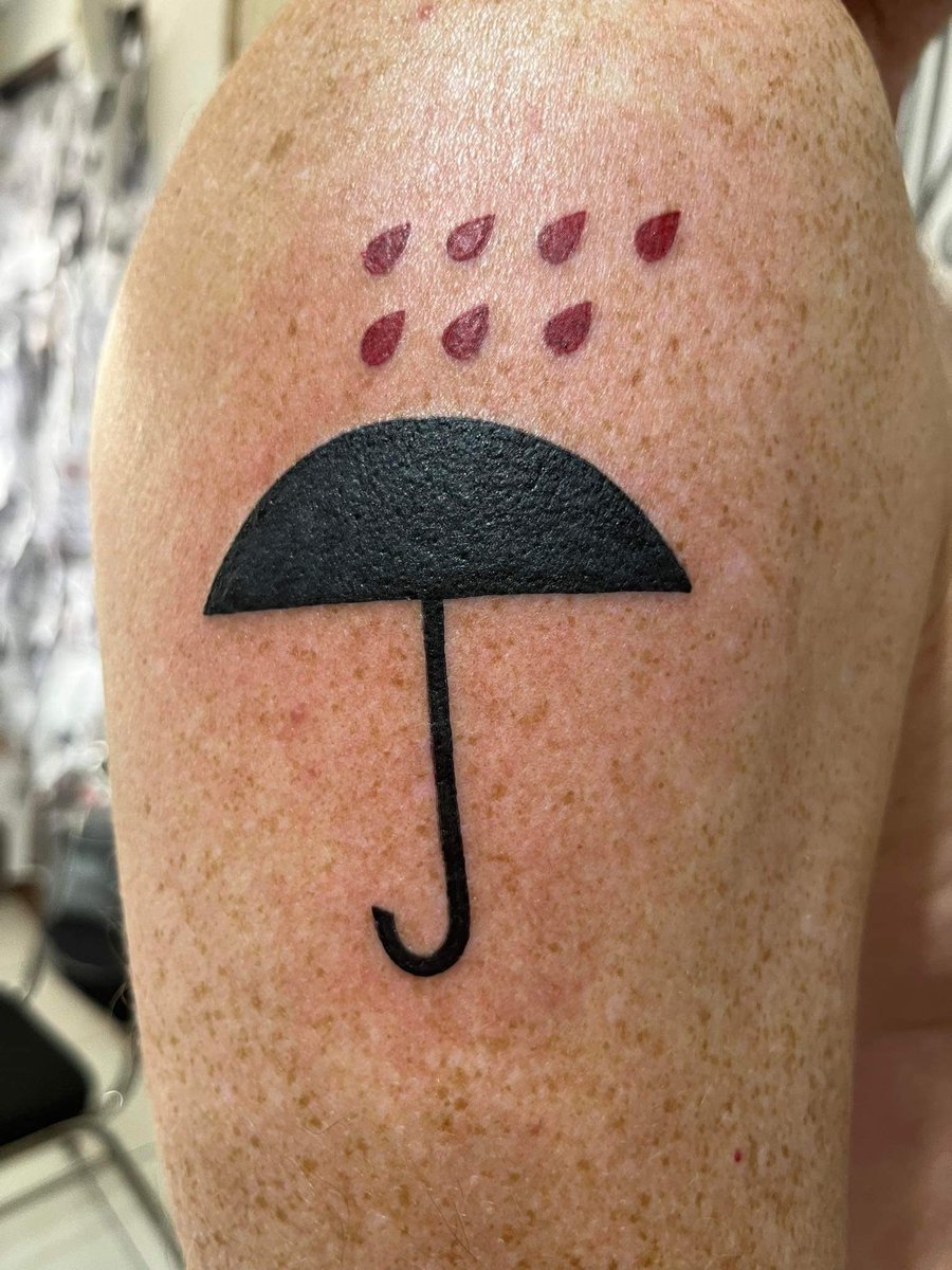 PaalKrokeide's tweet image. Brannrusen herjer fortsatt i kroppen og ledervervet i @DiasporaBergen forplikter og jeg har derfor besøkt det lokale tatoveringsstudioet her på Bali. 

#skbrann