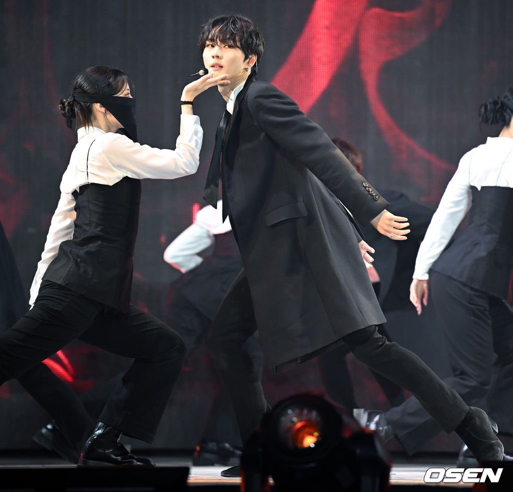 [PHOTO] 230522

ENHYPEN JUNGWON performing ‘Bite Me’ on today’s Media Showcase for #DARKBLOOD | K-Media Photo (1)

<a href="/ENHYPEN_members/">ENHYPEN</a> <a href="/ENHYPEN/">ENHYPEN OFFICIAL</a> #ENHYPEN #엔하이픈 #JUNGWON #정원