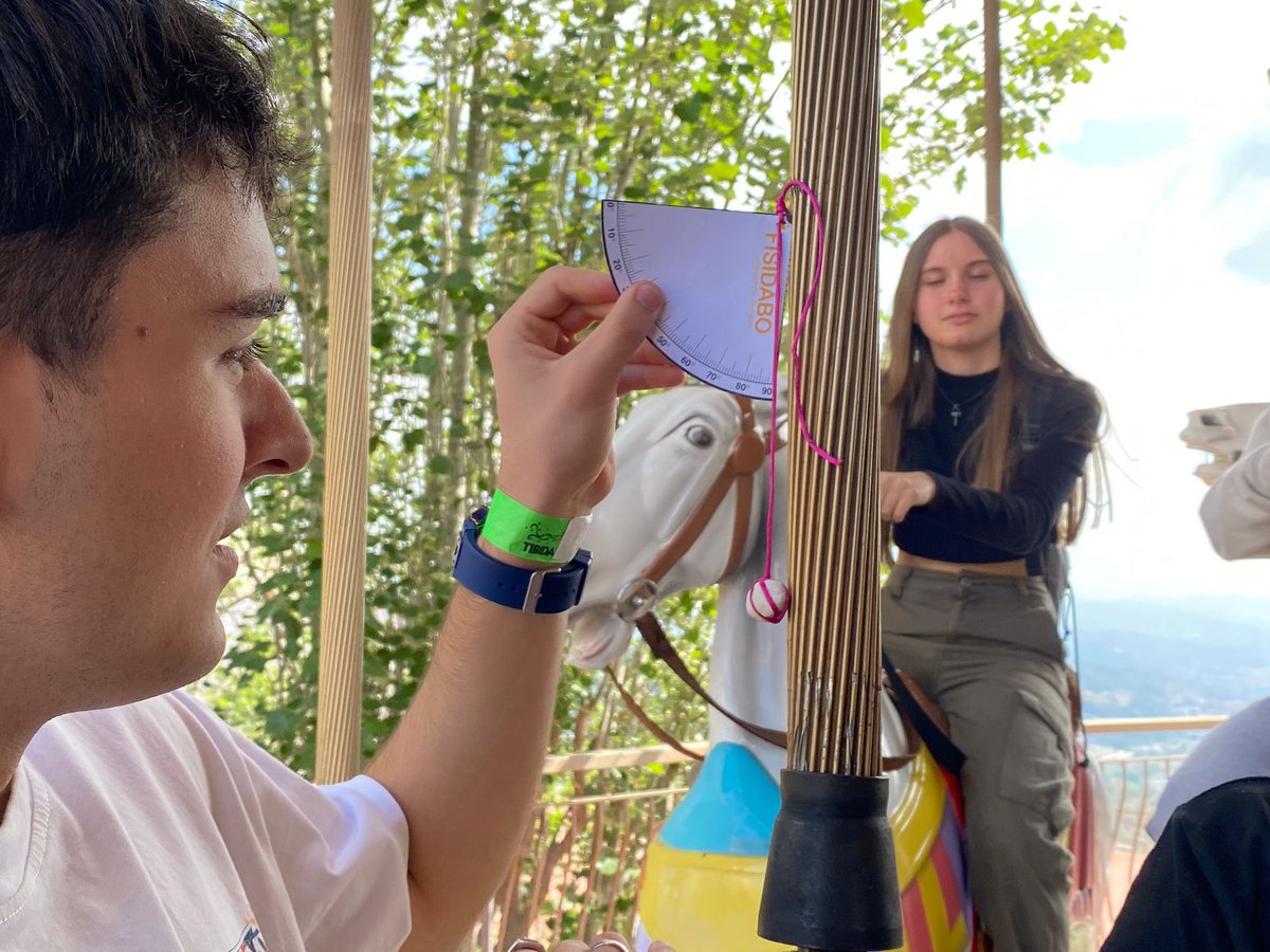 Divendres passat l’alumnat de física de 1r BAT va participar al Fisidabo exprimint la física de les atraccions del <a href="/parctibidabo/">Parc d'atraccions Tibidabo</a>