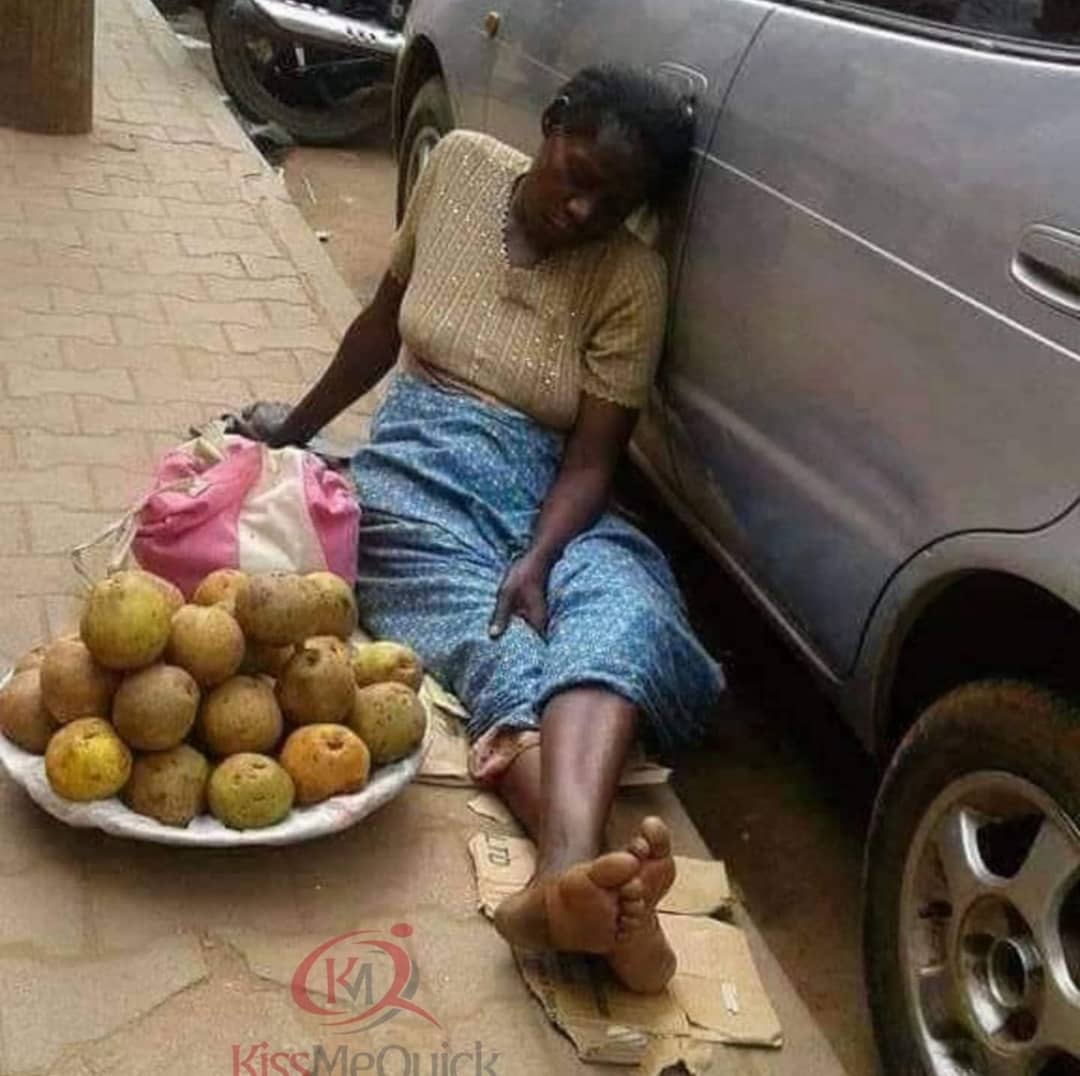 Ukiwakuta barabarani wanauza bidhaa waungishe tu hata kama huna mpango wa kununua na usiwagalalize bei ......