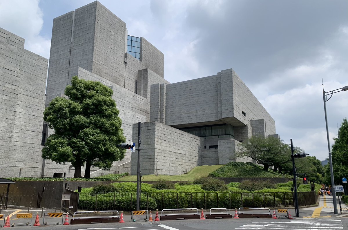 tabata_fumio's tweet photo. 年金引き下げ違憲訴訟
最高裁包囲人間の鎖
5.22 全国から原告団が結集し、最高裁を包囲。 https://t.co/Mw54kHURaM