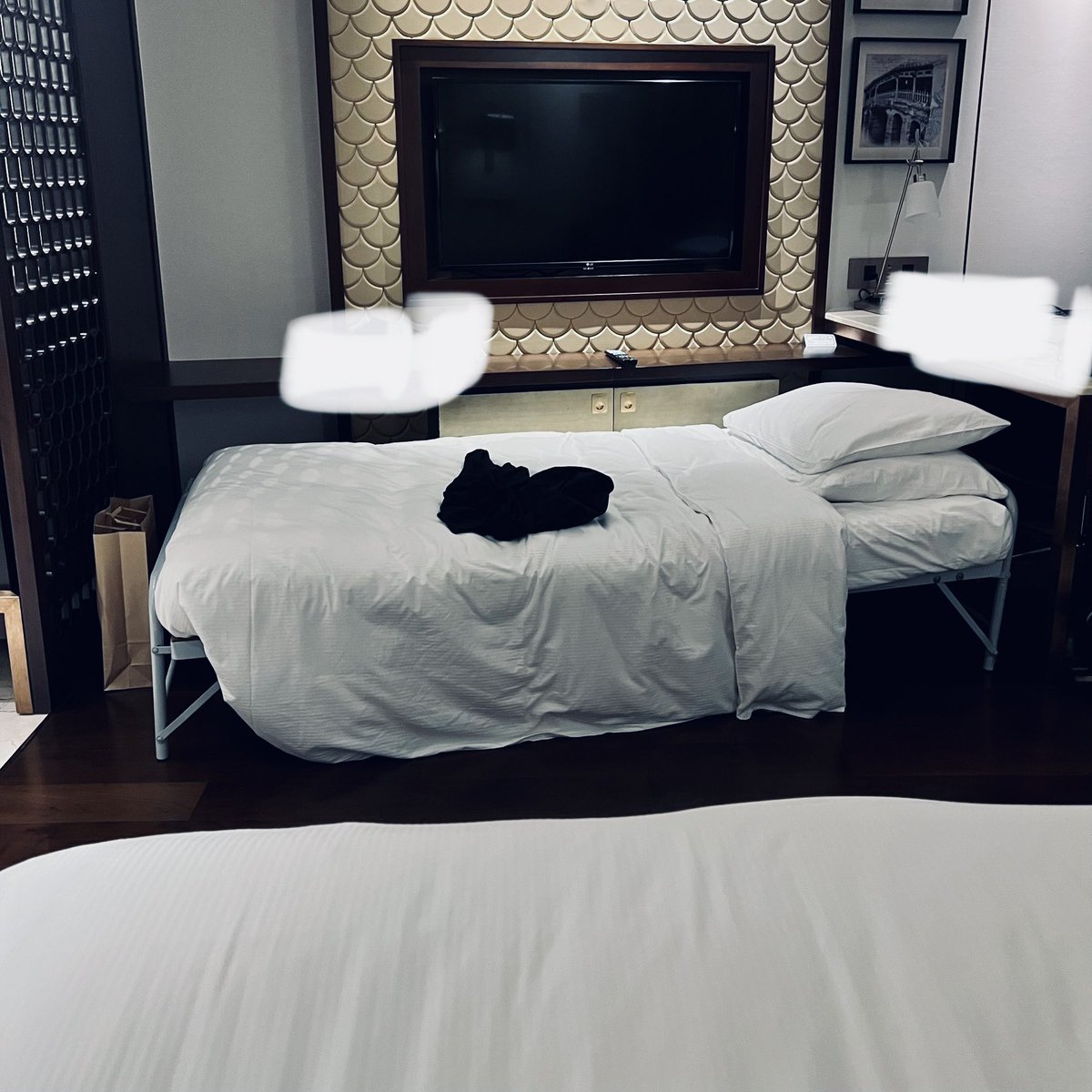 lucdrive's tweet photo. Vợ và người tình ở giường lớn, chỗ của chồng thì ở đây https://t.co/ooLJDKBuSi