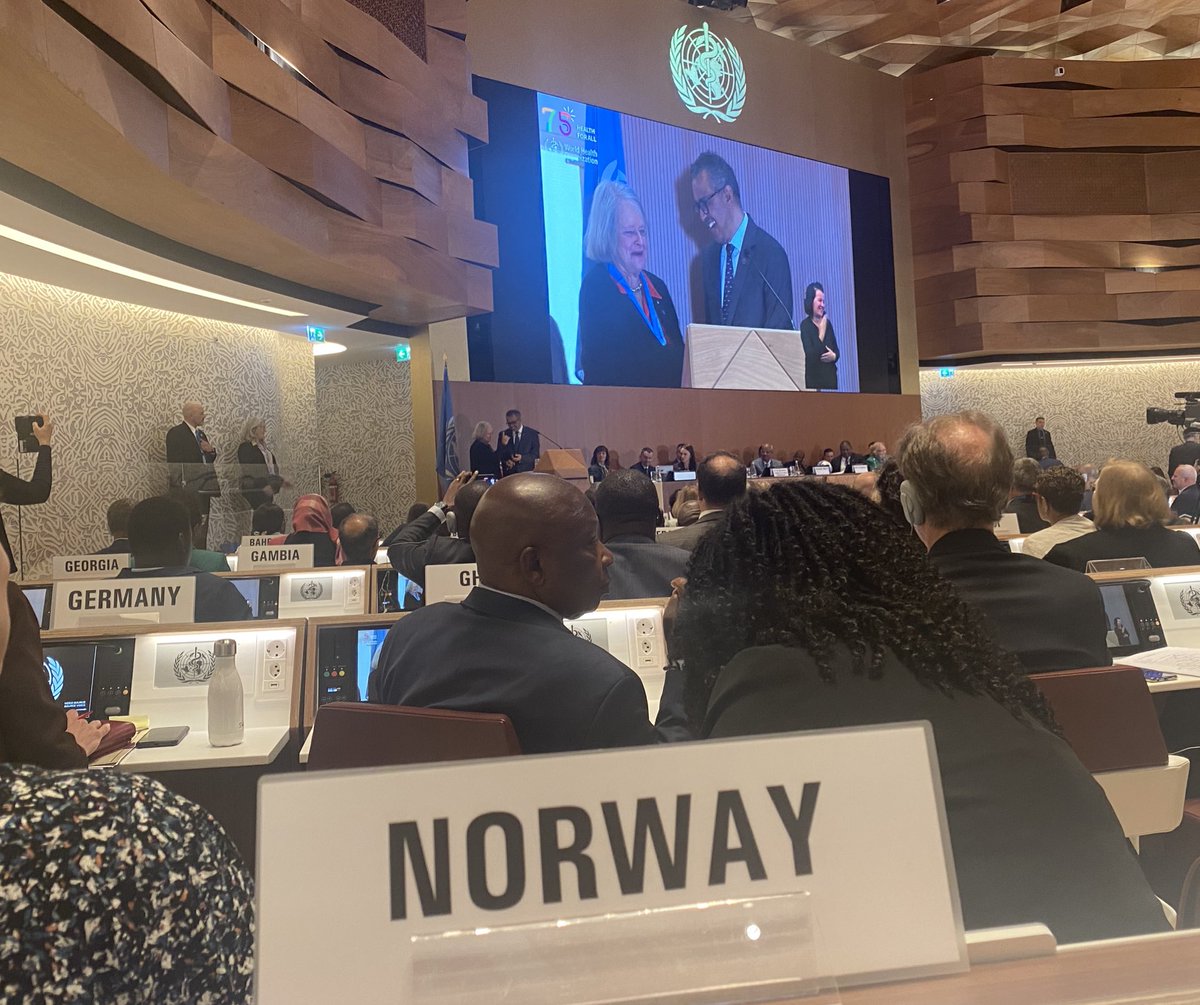 Proud moment when former <a href="/WHO/">World Health Organization (WHO)</a> DG &amp; PM of🇳🇴 Dr. Gro Harlem Brundtland received award for her groundbreaking achievements.

Her speech @who laid out major principles for how the world should get to #HealthForAll
 
On behalf of all of us, thank you for your leadership🙏