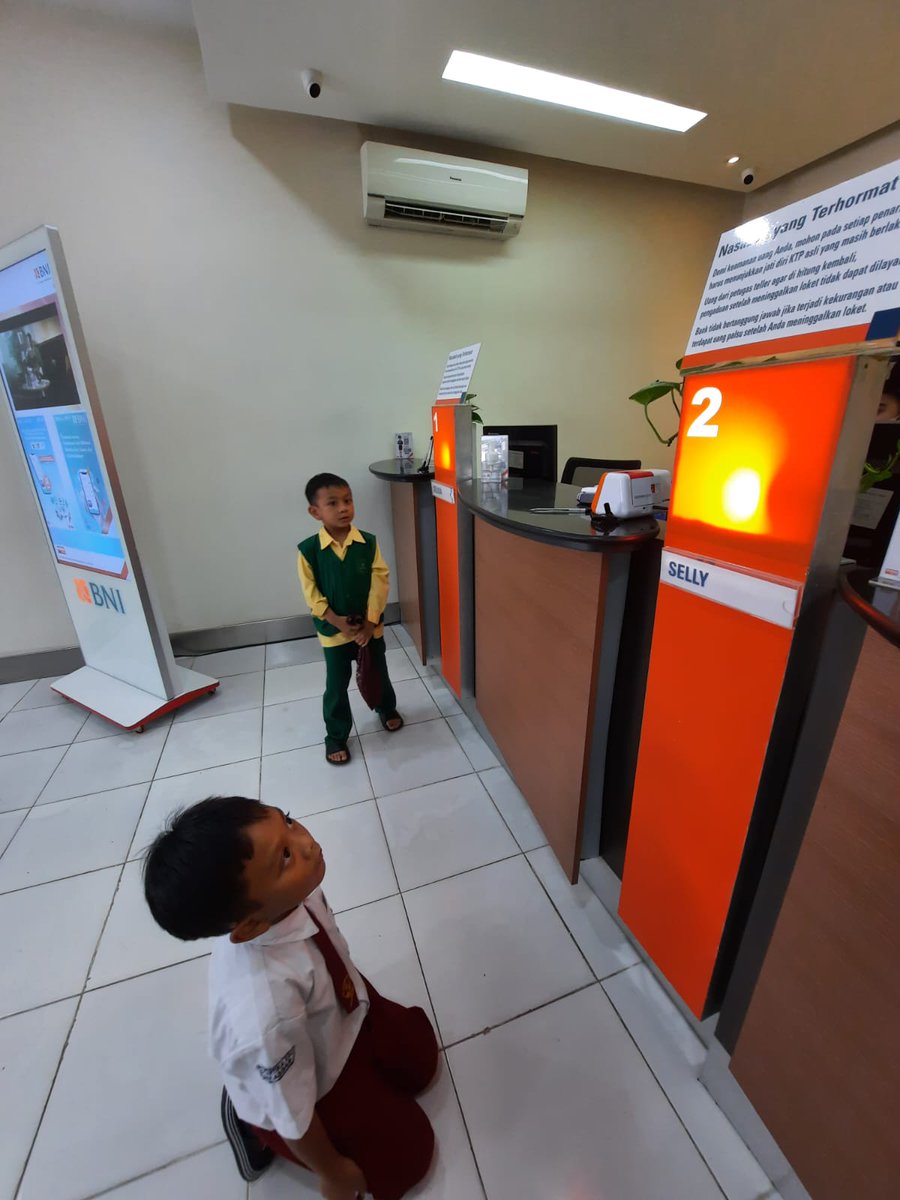 AlheAmoye_'s tweet photo. muka kecewa, karena uang koin yg mereka tabung d celengan nda terima oleh Mba teller nya. @BNI kejadian di BNI Mattoangin Makassar. Cc. @bank_indonesia https://t.co/v50juIkRYg