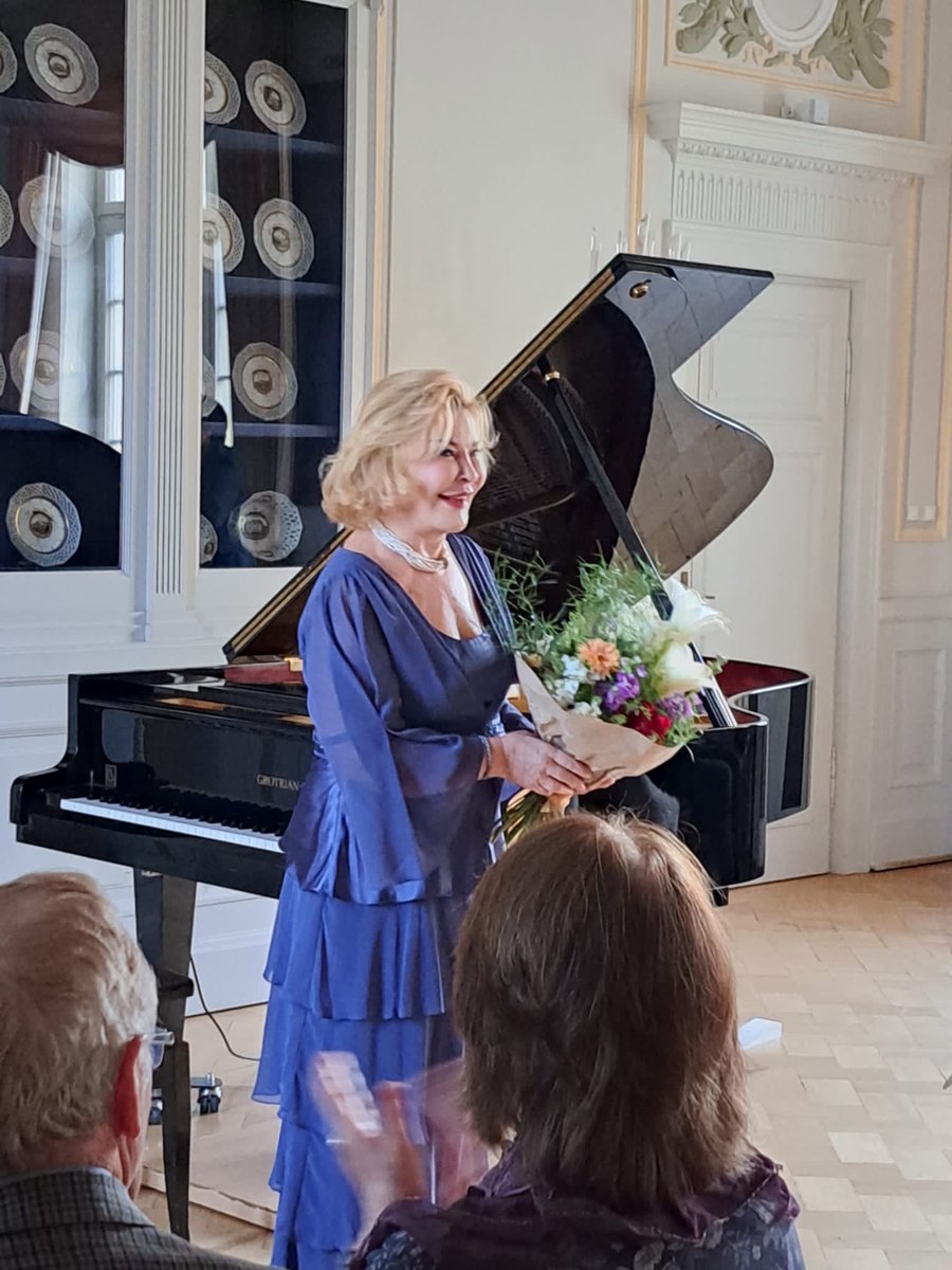 Günaydın..
Güzel bir hafta dilerim..
Dün akşam müziğin kalplerimizde yaşadığı, güzel akustik ve sıcak ortamda notaların duygularımızı birleştirdiği çok güzel bir konser oldu..
Sevgili Erika Tieg  ve Dilek Dizdar’a çok teşekkür ederim, harika organizasyon için..
Coşkulu