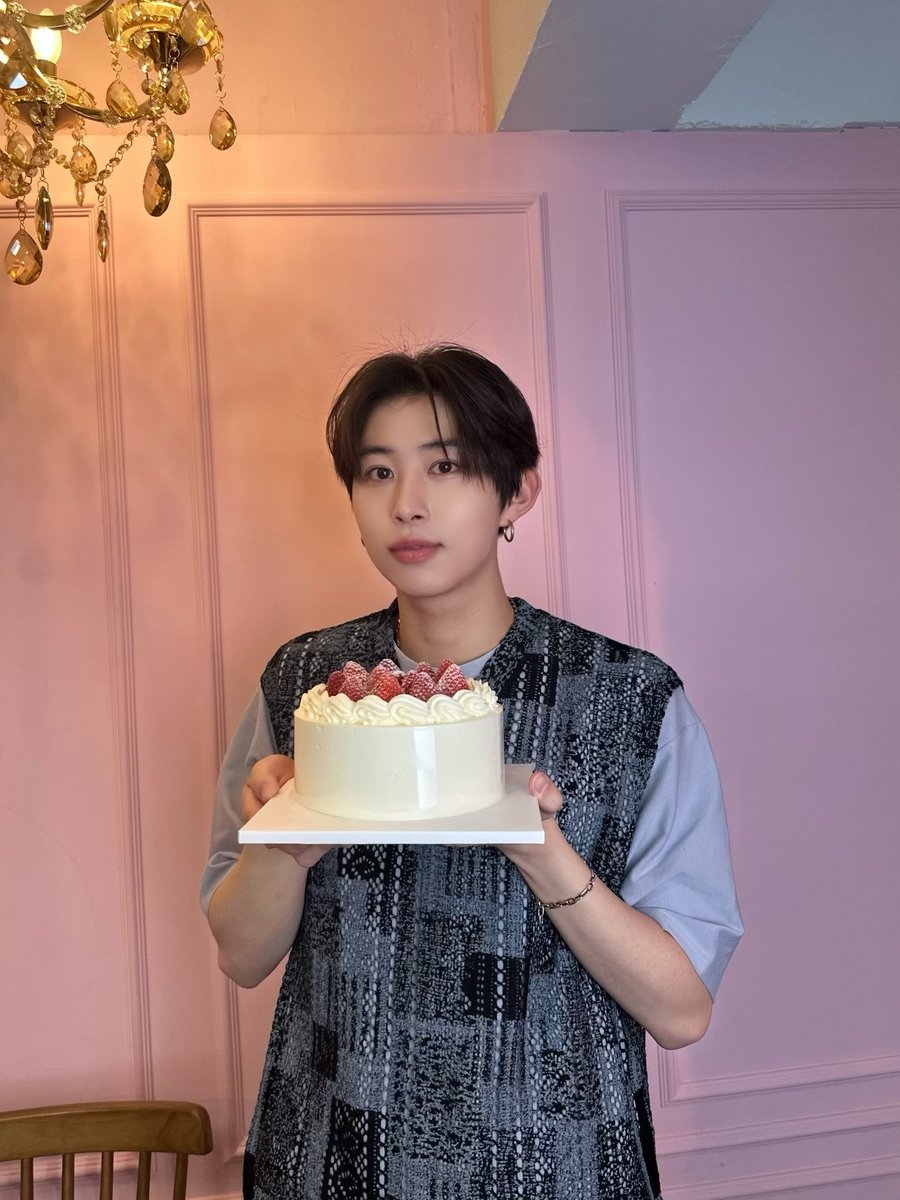 JWiiverofficial's tweet photo. 🎉 230522 HAPPY RIHAN DAY 🎉

1년이 진짜 빠르네요 
작년 생일부터 조금밖에 시간이 안지났다고 생각했는데 ㅋㅋㅋ 
아무튼 최연식 생일 축하해주는사람 여기 모여라~~ㅎㅎ 

#JWiiver #제이위버 #리한 #Rihan #HBD https://t.co/TiXRc88EZJ