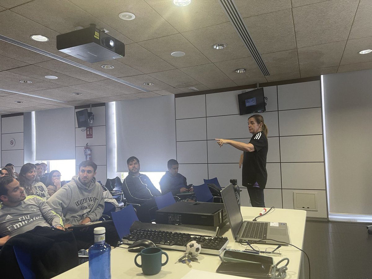 Un gran fin de semana de Experiencia Real Madrid con los alumnos del Máster de Psicologia del deporte de la @<a href="/RealMadridUE/">Escuela Universitaria Real Madrid UE</a> ... Con el apoyo de todo el departamento del club 🧠🙌🏻... y de entrenadores 🔝 #masterdegree #sportpsychology