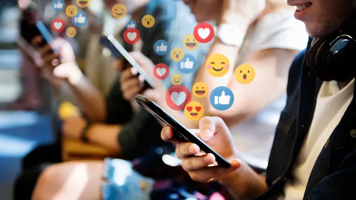 Nat_Bad's tweet photo. «On ne peut pas dire que les #émojis menacent la langue»
👉Les émojis jouent tout simplement à l’écrit le rôle que jouent nos gestes, mimiques, intonations à l’oral.
https://t.co/9DjQVUl9pF https://t.co/k0DWuP2S7m