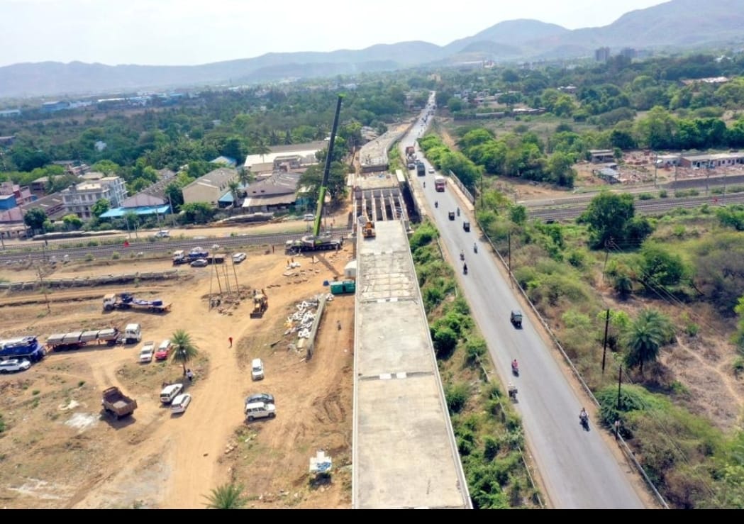 dfccil_india's tweet photo. Every life is precious.
#levelcrossingfreedfc ensures safe, expeditious movement for road & rail traffic.
6 composite girders of 36M span on IR alignment for Road Over Bridge at Palghar in Maharashtra on WDFC’s Sachin – Vaitarana section were successfully launched on 21.05.2023. https://t.co/Wu3kPWYMZB