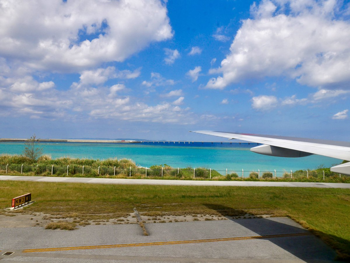 yossyB6's tweet photo. 第4回「#ANA の機窓から」✈️
#ANA窓
#沖縄 の #海 」🏝
海大好き〜
#ana
#flyana
#ja715a
#nh761
#itmoka
#oka
#那覇空港
#ソラマニ_ヒコーキ
#ソラマニ_マドカラ https://t.co/DAxuQWCFxA