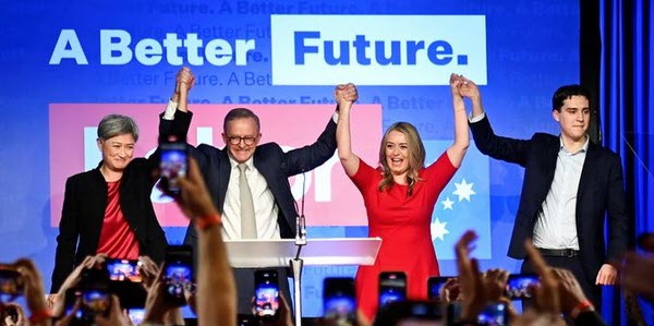 ozkiwi2001's tweet photo. #Throwback

It's been one year since @AustralianLabor  won office. #auspol  

With the #ALP in govt, #OzKiwi knew we would finally get the reforms we had campaigned over a decade for. #DirectPathway to #Citizenship. #Reciprocity 

https://t.co/eymt8Fk2PB

📷 Jami Joy, Reuters https://t.co/SJcvIr8sZv