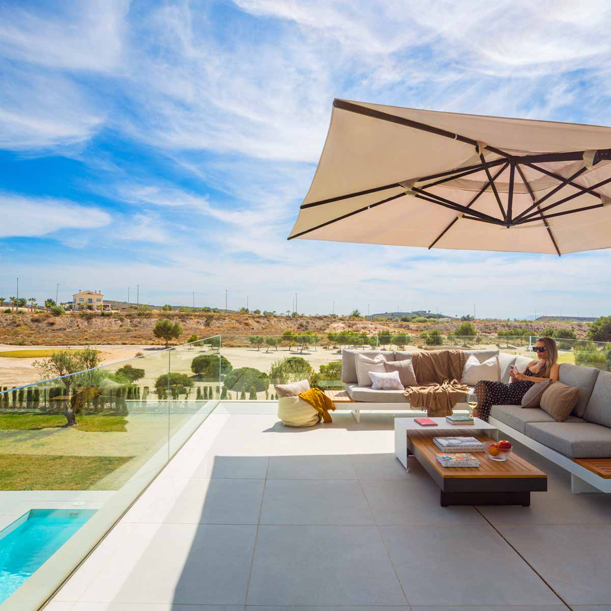 Alt_Singularity's tweet photo. ¿Estás buscando una inversión inmobiliaria de cara al verano?
Villas Santolina está compuesta de villas individuales de alta calidad y prestaciones, dispone de seguridad 24h, campo de golf de 18 hoyos, pistas de pádel y tenis, zona comercial y de ocio...🔻
https://t.co/LxIfrb0T35 https://t.co/Pk9GKdsUc1